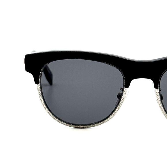 NEW!!!  FENDI Sunglasses FE40105U 01A Authentic main image 6